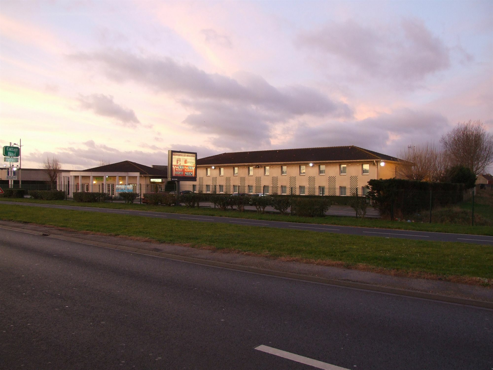 Logis Cottage Hotel Calais Eksteriør billede